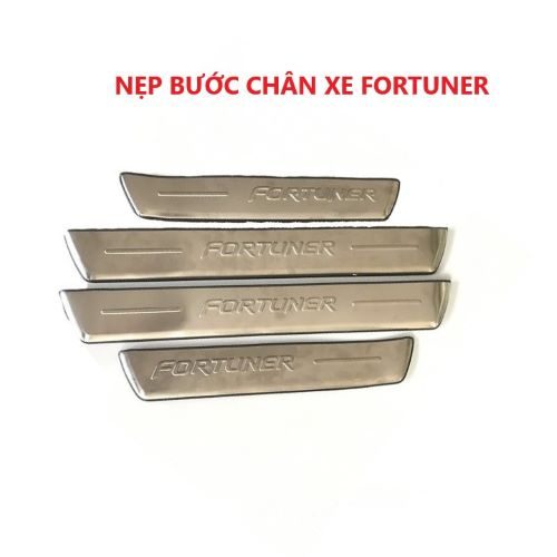 ỐP NẸP BƯỚC CHÂN NGOÀI INOX DÀNH CHO XE TOYOTA FORTUNER